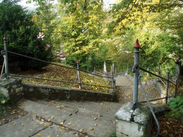 Horný koniec schodov na starý cintorín...