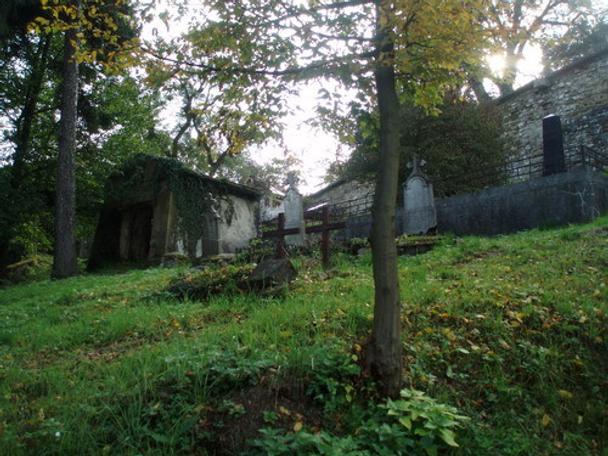 Zátišie s hrobkami a náhrobnými kameňmi...