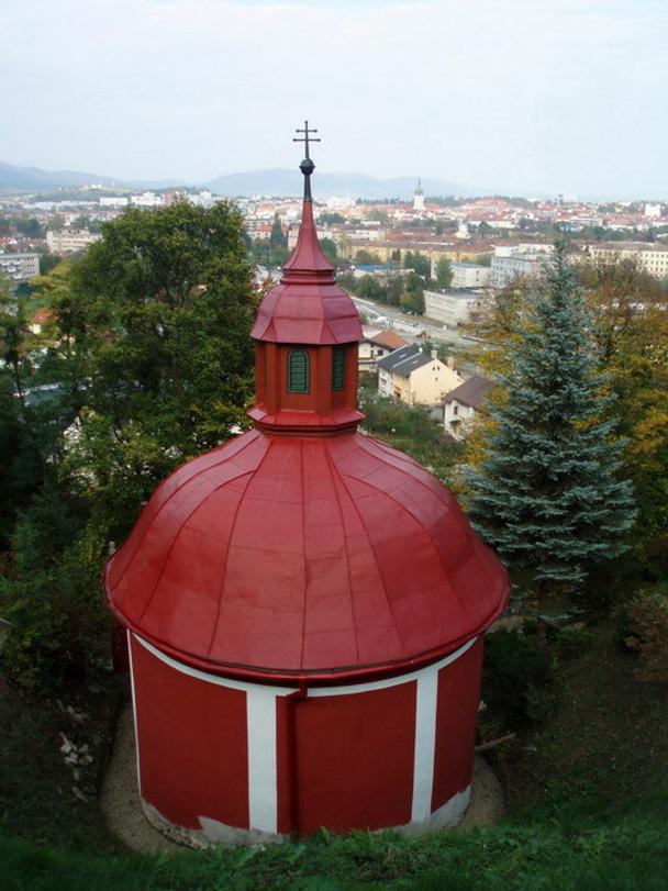 Oltárna časť Kaplnky Božích schodov pri pohľade zo svahu...