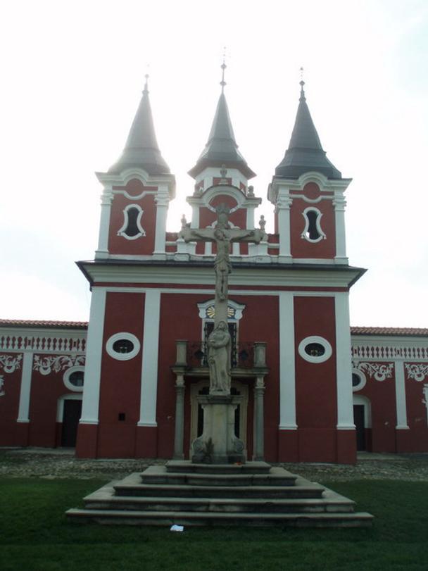 Priečeli Kostola sv. Kríža a Božia muka pred ňou...