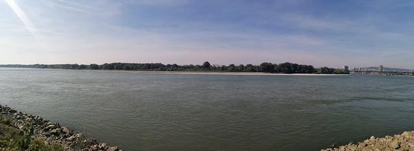Pohľad zo slovnaftského brehu