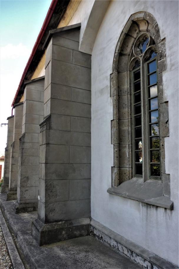 Pukanec. Časť severnej steny kostola sv. Mikuláša, dnešný stav.