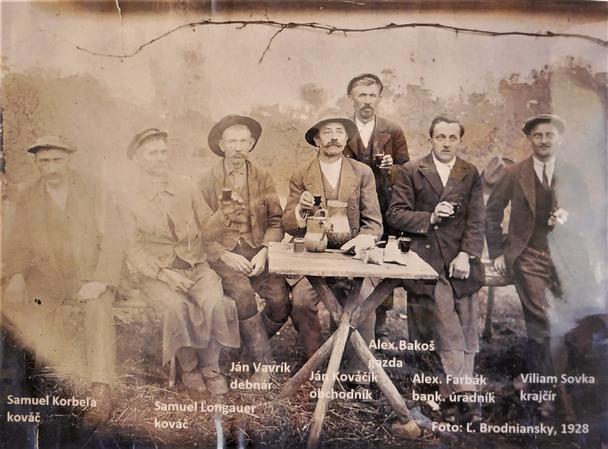 Expozícia pukanskej histórie. Kvalita záberu pod sklom je poznačená odrazom svetla.