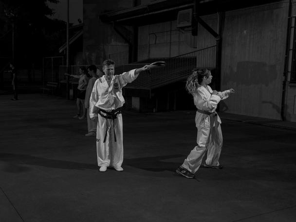 Anna počas tréningu taekwondo v jej dedine