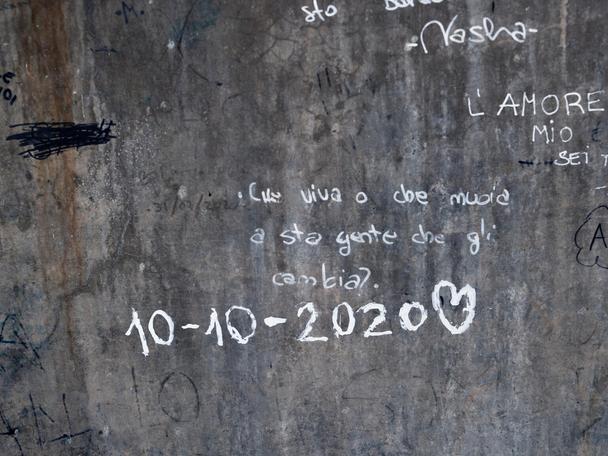 Na nápise na stene budovy v meste Fara Gera d´Adda čítame: "Či som živý alebo mŕtvy, čo sa tým zmení pre tých ľudí?"