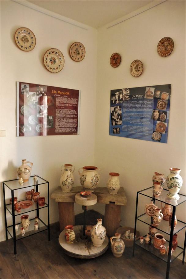 Ukážka hrnčiarskych výrobkov. Expozícia pukanskej histórie.