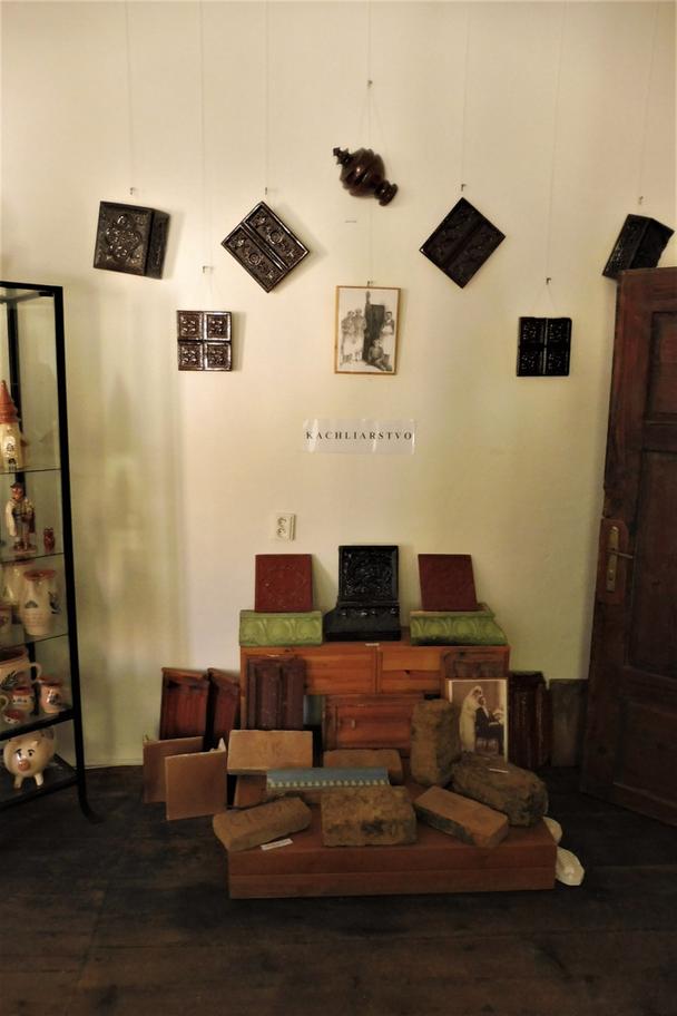 Ukážka kachliarskych výrobkov. Expozícia pukanskej histórie.