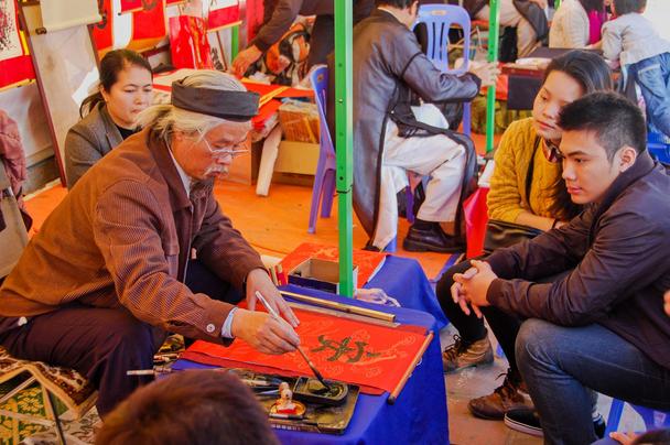 Pri čítaní informácií o zvykoch Vietnamcov, presne takto som si predstavoval písanie novoročných želaní kaligrafickým písmom pred Chrámom literatúry.
