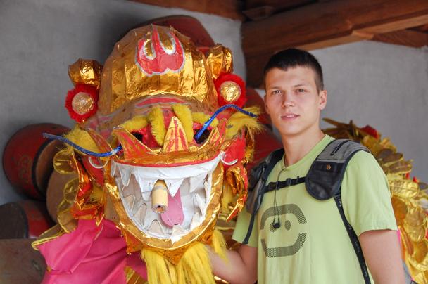 Michal zdvihol na bambusovej palici hlavu draka, aby som mohol urobiť jeho portrét. Snažím sa, v súlade s legendou, uvidieť na drakovi hlavu ťavy alebo koňa a nejako sa mi to nedarí. Asi mám slabú predstavivosť.