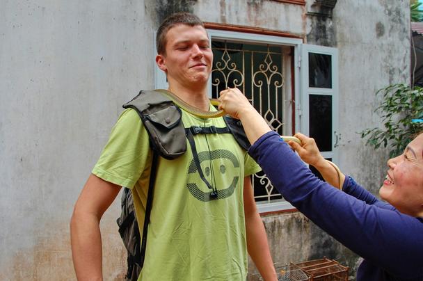 Aj keď to z prvej reakcie Michala na „živý šál“ okolo krku tak nevyzerá, o pár sekúnd sa začal na hada aj hrdinsky usmievať.