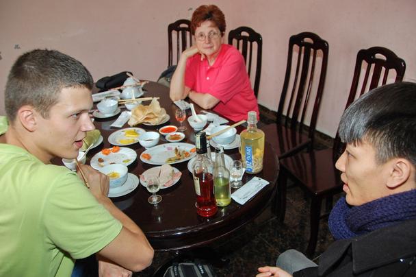 Vedeli sme, do čoho ideme, chceli sme ochutnať hada a náš zámer sme splnili. Všimnite si prázdne tanieriky, všetky jedlá z hada sme zvládli. Aj keď, pravdupovediac, jedol som už aj oveľa chutnejšie jedlá.