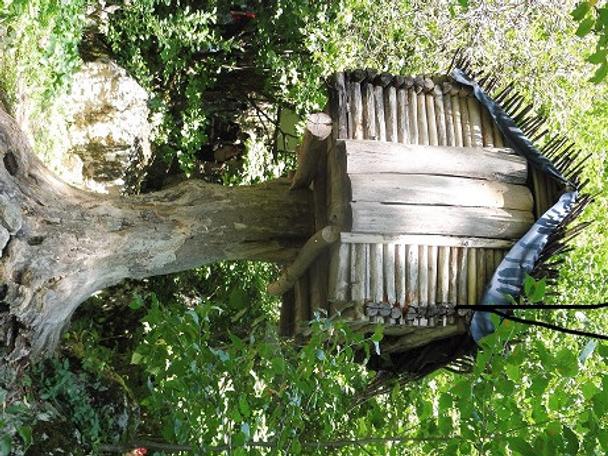 Architekt sa očividne inšpiroval rozprávkou o Babe Jage.
"Chalúpka, otoč sa ku mne predkom a k lesu chrbtom."