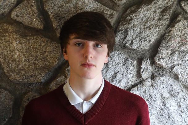 Írsko, Dublin, jún 2021: Jude, 17, študent strednej školy Gonzaga College, chce dosahovať čo najlepšie výsledky. “Niektorí z nás potrebujú perspektívu,” hovorí Jude. “Videl som spolužiakov, ako pred skúškami trpeli panickými atakmi. Naozaj sú pod tlakom.” A nie je to len akademický tlak. Dospievajúci sú často vystavení tlaku zo strany rovesníkov, stigmám súvisiacim so spoločenským postavením či obmedzujúcim stereotypom. To všetko si môže vyžiadať daň na ich psychickom zdraví. V Írsku preto implementovali program Mindout pre učiteľov i študentov. Využíva interaktívne výučbové metódy a zameriava sa zlepšovanie základných sociálnych a emocionálnych zručností participantov, akými sú sebauvedomovanie, sebaovládanie, sociálne povedomie, manažment vzťahov a zodpovedné rozhodovanie. Judovi účasť na kurze pomohla posilniť jeho komunikačné schopnosti, sebaprijatie a posilniť stratégie zvládania náročných životných situácií.