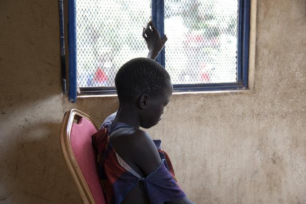 Južný Sudán, Aweil: 13-ročný Martin /meno bolo zmenené/ čaká na súd v Prevenčnom centre pre ženy a mladistvých. Martina vychovával strýko, ktorý ho však vyhnal po tom, ako Martin omylom vysypal cirokovú múku, ktorú práve namleli. Martin sa ocitol na ulici. Na trhu ukradol v stánku niekoľko cibúľ, aby mal čo jesť, a keď utekal preč, nechtiac vrazil lakťom do tehotnej ženy. Tá začala kričať. Martin mohol utiecť, ale vrátil sa, aby zistil, či jej neublížil a či nepotrebuje pomoc. Pri tejto príležitosti ho chytili a odviedli do prevenčného centra. “Môj otec zomrel. Mama ma opustila a nechala u strýka, keď som bol malý, ani presne neviem kedy,” hovorí Martin a po lícach sa mu kotúľajú prvé slzy. Čoskoro sú z nich celé prúdy a Martinovo telo sa otriasa v nehlučných vzlykoch, keď si so sklonenou hlavou rukami objíma kolená.