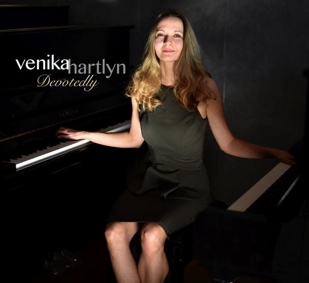 2.Nové EP-Venika Hartlyn klaviristka a speváčka