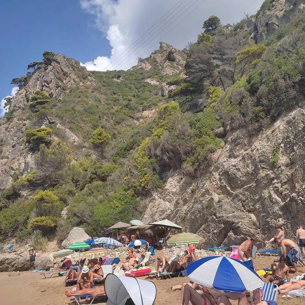 Paralia Mirtiotissa - piesok, skaly a nudisti