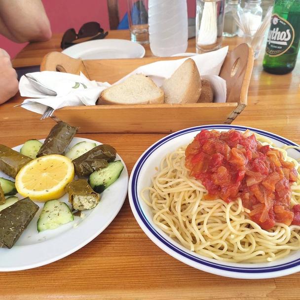 Dolmades, zelenina, cestoviny a pivko :)