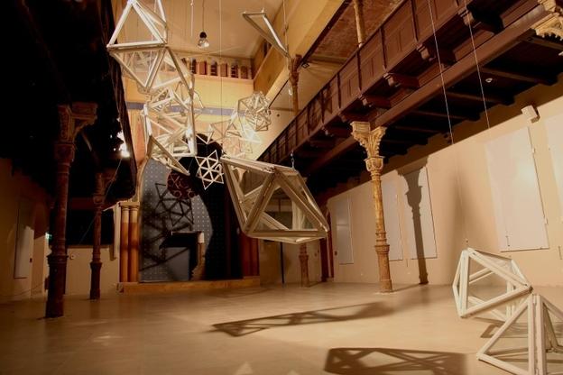 Tets Ohnari: Reflection (installation), Ján Koniarek Gallery, Trnava synagogue