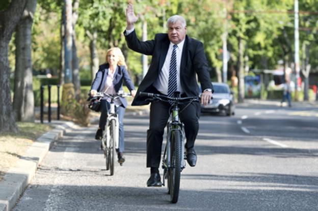 TRansport Minister Arpád Érsek arrived on electric bike.