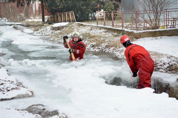 Ice flood in Zadiel in south-eastern Slovakia forced fire-fighters to use axes to avoid floes.