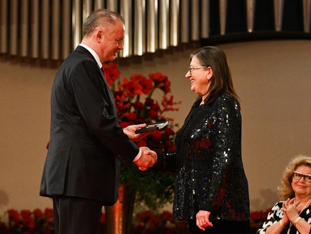 President Kiska also gave a memorial award to actress Zuzana Kronerová. 