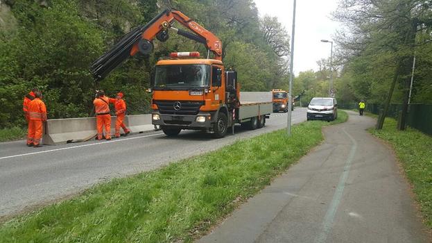 Installation of cement barriers at Devínska Cesta.