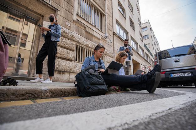 Some journalists were not allowed to attend a press conference held by the general prosecutor. They watched it on the street instead.