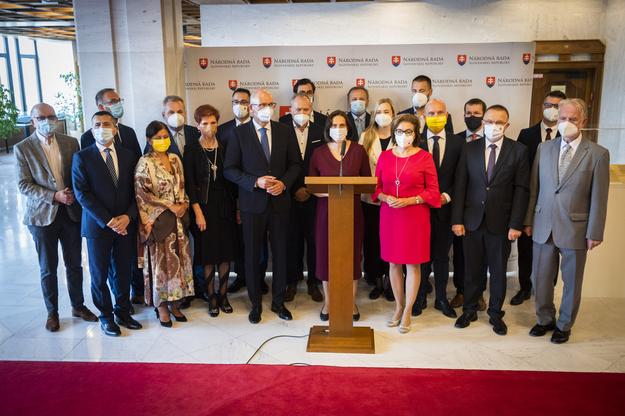 The faction around Mária Kolíková joins SaS caucus.