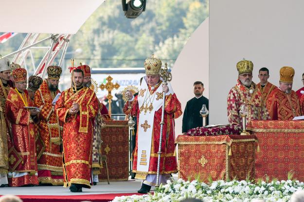 Prešov Greek-Catholic Archeparch Ján Bebjak (centre) was infected with Covid during the visit of Pope Francis.