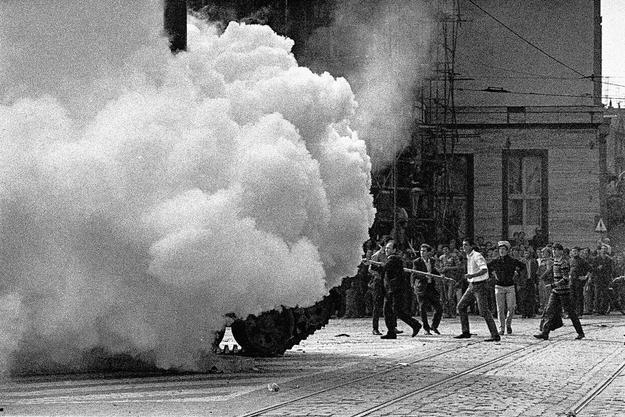 Вторгнення радянських танків у серпні 1968 року на площі Šafárikovo námestie в Братиславі через призму об'єктива Ладіслава Бєліка.