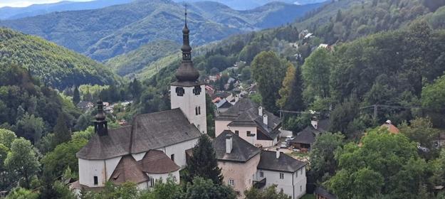 Село Špania Dolina, розташоване на пагорбах на північ від Банської Бистриці.