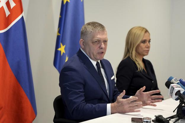 Прем'єр-міністр Словаччини Роберт Фіцо (Smer) та міністерка економіки Дениса Сакова (Smer).