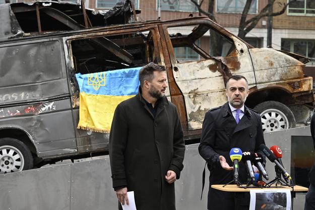 На знімку — мер Братислави Матуш Валло (ліворуч) та посол України в Словаччині Мирослав Кастран відкривають публічну виставку під назвою "Знищена швидка" у вівторок, 15 квітня 2025 р.
