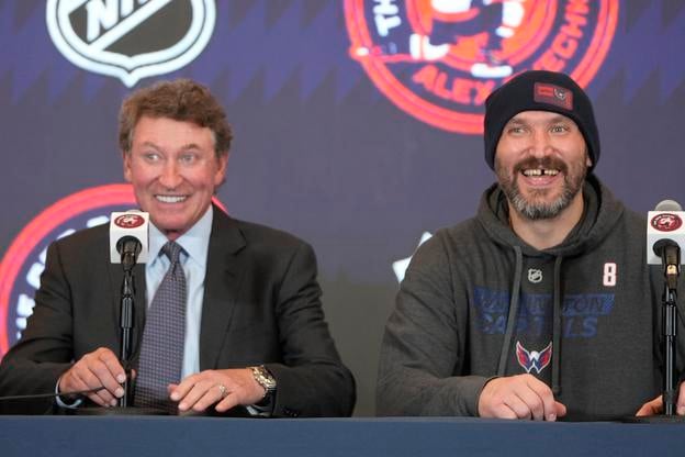 Najlepší hráč v histórii Wayne Gretzky (vľavo) a kapitán Washingtonu Alexander Ovečkin, ktorý prekonal Gretzkého rekord v počte gólov v základnej časti NHL.