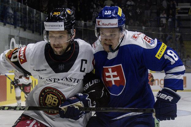 Andrej Kukuča (vpravo) v súboji s nemeckým kapitánom Patrickom Hagerom.