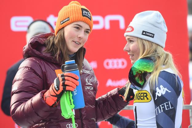 Petra Vlhová (vľavo) a Mikaela Shiffrinová v družnej debate po pretekoch.