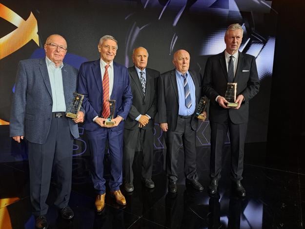 Laureáti Siene slávy slovenského futbalu v tomto roku – zľava za nebohého Viktora Tegelhoffa jeho syn Martin, Dušan Radolský, Milan Dolinský, Ján Geleta a Ján Kocian.