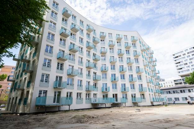 The first rental apartment building on Muchovo Námestie square in Bratislava's Petržalka borough, managed by the capital city, has been approved, adding 103 apartments to the city's housing stock. The first tenants could move in at the turn of May and June.