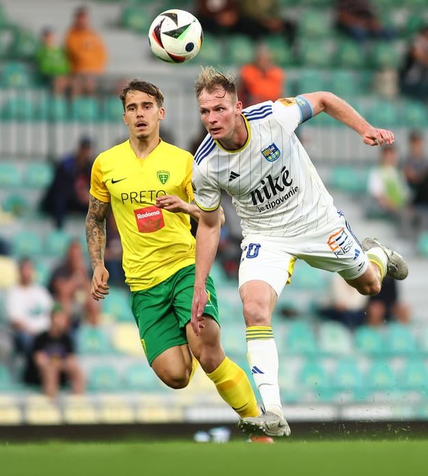 Lukáš Prokop (Žilina, vľavo) a Ján Krivák (Košice) bojujú o loptu v dohrávke 5. kola nadstavbovej časti futbalovej Niké ligy v skupine o titul MŠK Žilina - FC Košice, v apríli 2025.