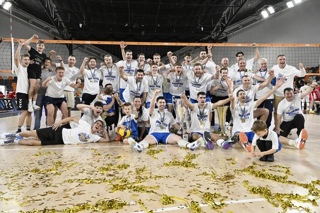 Na snímke hráči VKP FTVŠ UK Bratislava sa tešia zo zisku už trinásteho titulu majstra Slovenska po triumfe v 5. zápase finále play off Niké extraligy vo volejbale mužov VKP FTVŠ UK Bratislava - Rieker UJS Komárno v Bratislave vo štvrtok 24. apríla 2025. Z triumfu v Niké extralige sa tešili po ročnej pauze, keď vo štvrtkovom piatom finálovom dueli zdolali obhajcov trofeje Rieker UJS Komárno 3:0 na sety a celú sériu vyhrali 4:1 na zápasy.
