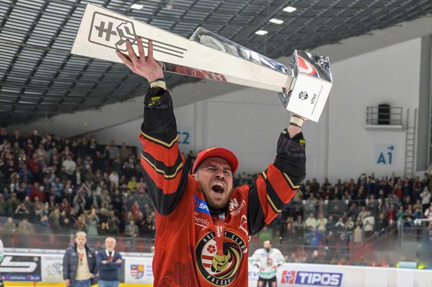 Jakub Suja dvíha nad hlavu pohár počas osláv postupu do extraligy