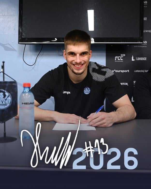 Marek Hniďák pri podpise predĺženia zmluvy s Lovosicami.