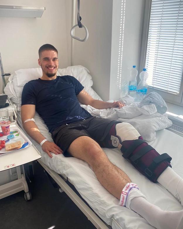 Napriek závažnosti zranenia nechýbal na tvári slovenskej spojky na nemocničnom lôžku úsmev.