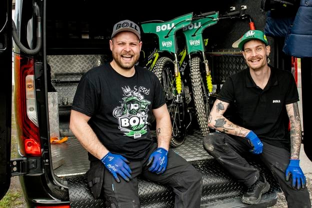 Denis Takáč (vľavo) s ďalším mechanikom Vaculík Racing Teamu Jakubom Růžičkom.