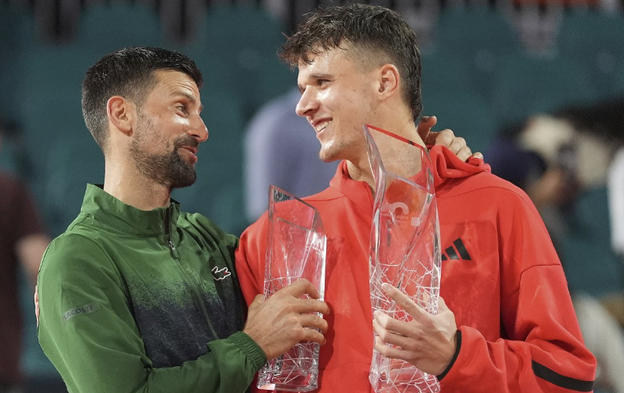 Novak Djokovič (vľavo) po prehre s Čechom Jakubom Menšíkom na Masters 1000 v Miami 2025