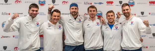 Igor Zelenay (v šiltovke) so spoluhráčmi vlani vo februári po víťazstve Slovenska v Srbsku 4:0, ktorým si vybojovali postup do skupinovej fázy finálového turnaja Davisovho pohára.