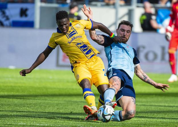 Na snímke zľava Moussa Koné (DAC) a Guram Kašia (Slovan) počas zápasu 5. kola nadstavby Niké ligy o titul.