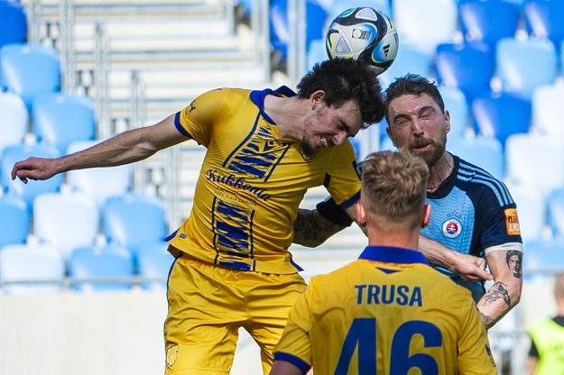 Na snímke zľava Mateus Brunetti, Matej Trusa (obidvaja DAC) a Guram Kašia (Slovan) počas zápasu 5. kola nadstavby Niké ligy o titul 2023/24 ŠK Slovan Bratislava - FC DAC 1904 Dunajská Streda