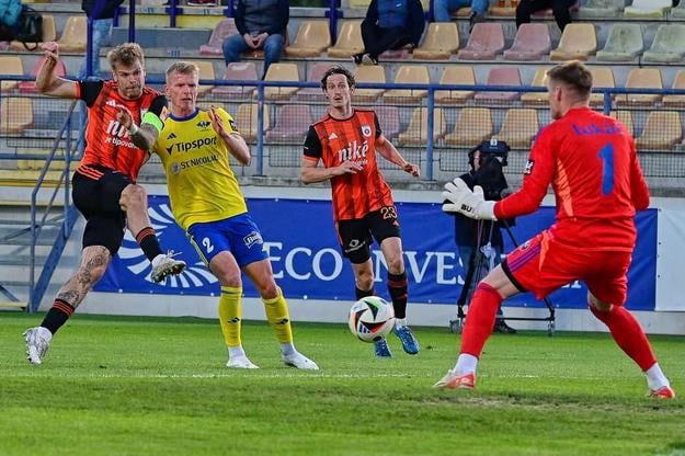 Jan Hladík (vľavo) strieľa víťazný gól Ružomberka do bránky Michaloviec