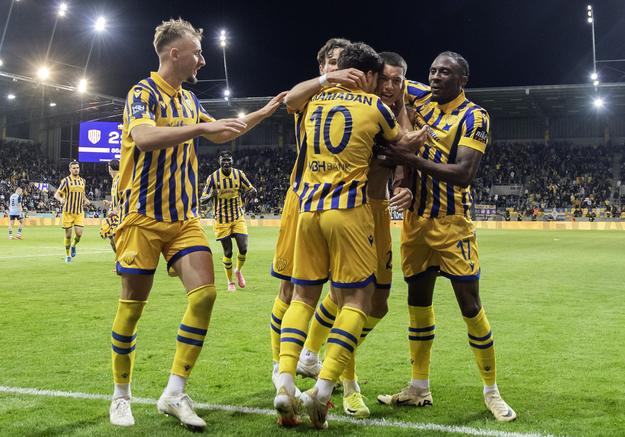 Gólová radosť futbalistov DAC po góle na 2:1 počas 7. kola nadstavbovej časti futbalovej Niké ligy skupiny o titul Dunajská Streda - Slovan Bratislava.